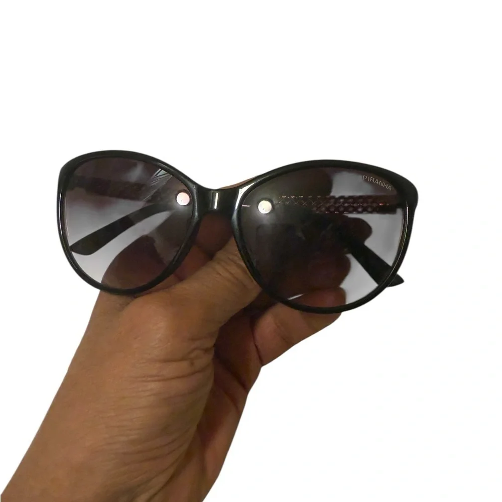 PIRANHA Chic Black Sunglasses with gorgeous gold Temple_7